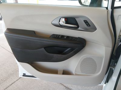 2023 Chrysler Pacifica — photo 22 view