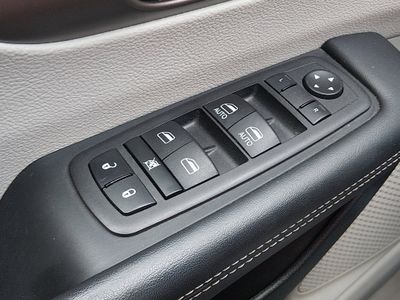 2023 Chrysler Voyager - Photo 18