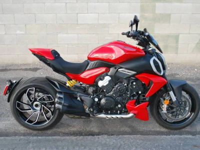 2024 Ducati DIAVEL V4 — front three-quarter view