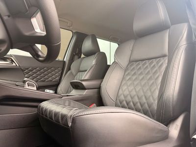 2022 Mitsubishi Outlander - Photo 2