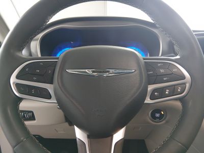 2024 Chrysler Pacifica — photo 12 view