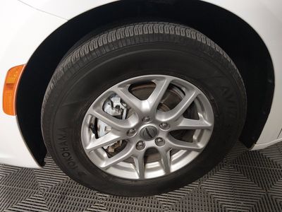 2024 Chrysler Pacifica — photo 10 view