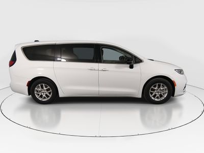 2024 Chrysler Pacifica — photo 8 view