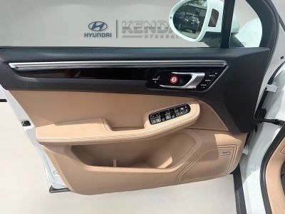 2021 Porsche Macan — photo 17 view