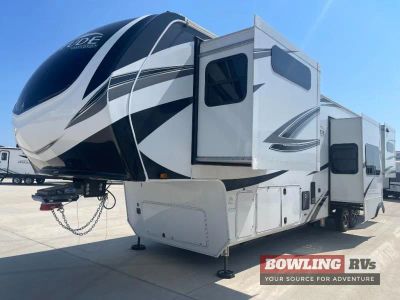 2024 Solitude 390RK — front three-quarter view