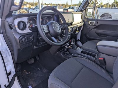 2026 Jeep Gladiator — photo 13 view