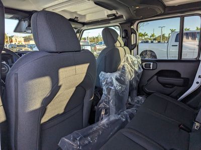 2026 Jeep Gladiator — photo 9 view