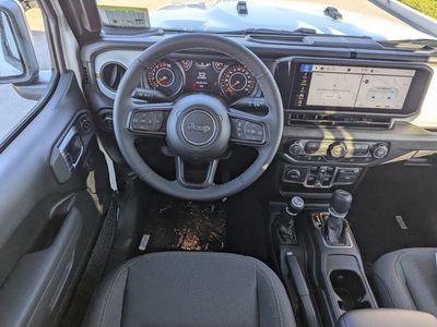 2026 Jeep Gladiator — photo 10 view