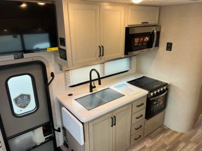 2027 Thor Motor Coach MAGNITUDE GRAND — photo 10 view