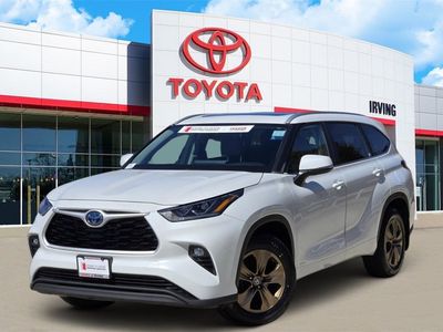 2023 Toyota Highlander Hybrid Bronze Edition in White — front three-quarter view