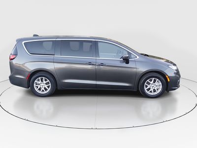2023 Chrysler Pacifica — photo 8 view