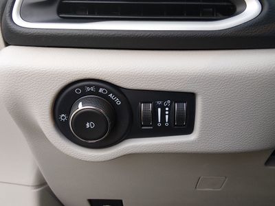 2023 Chrysler Pacifica — photo 13 view