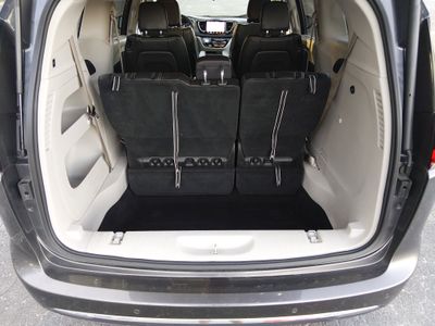 2023 Chrysler Pacifica — photo 11 view