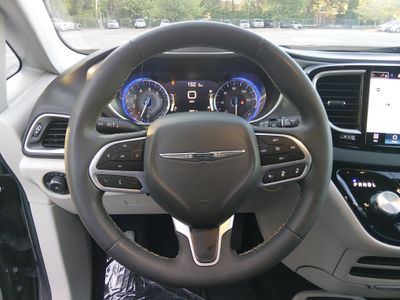 2023 Chrysler Pacifica — photo 12 view