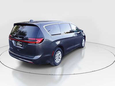 2023 Chrysler Pacifica — photo 7 view