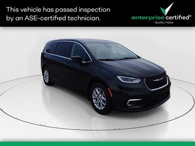 2023 Chrysler Pacifica Touring L FWD — front three-quarter view