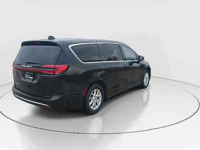 2023 Chrysler Pacifica — photo 7 view
