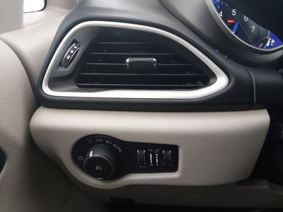 2023 Chrysler Pacifica — photo 12 view