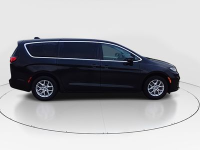 2023 Chrysler Pacifica — photo 8 view