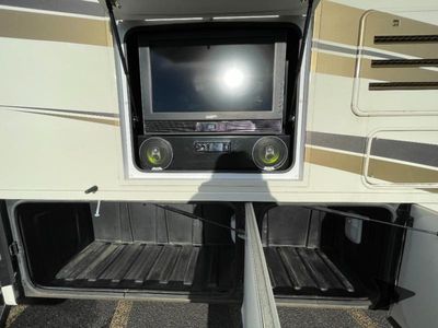 2011 Thor Motor Coach Serrano - Photo 8