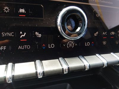 2024 GMC Acadia - Photo 18