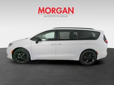 2026 Chrysler Pacifica — photo 8 view