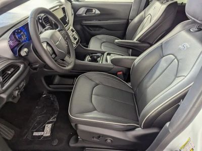 2026 Chrysler Pacifica — photo 10 view