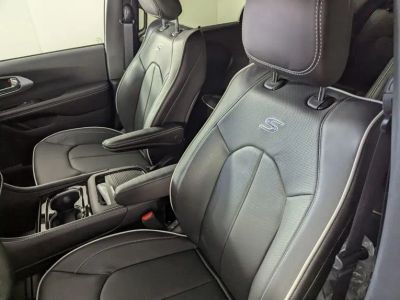 2026 Chrysler Pacifica — photo 12 view