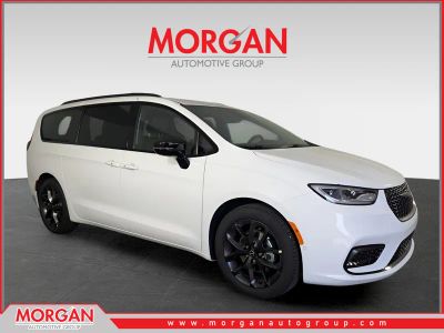 2026 Chrysler Pacifica Limited in White — front three-quarter view