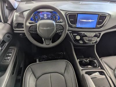 2026 Chrysler Pacifica — photo 14 view