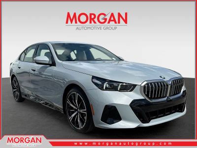 2027 BMW 5 Series 530i xDrive in Brooklyn Grey Metallic — front three-quarter view