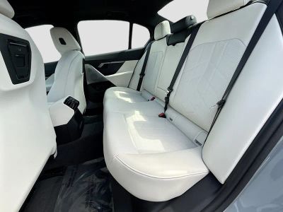 2027 BMW 5 Series — photo 21 view