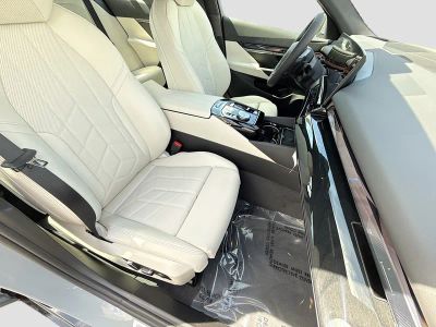 2027 BMW 5 Series — photo 15 view
