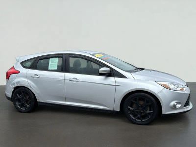 2014 Ford Focus SE in Silver — front three-quarter view