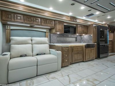 2026 Fleetwood Discovery LXE - Photo 8
