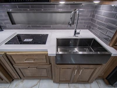 2026 Fleetwood Discovery LXE - Photo 14