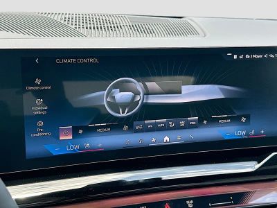 2027 BMW 5 Series — photo 12 view