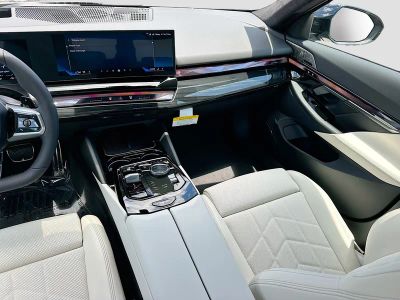 2027 BMW 5 Series — photo 17 view