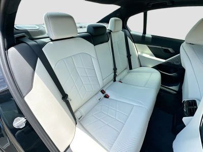 2027 BMW 5 Series — photo 20 view