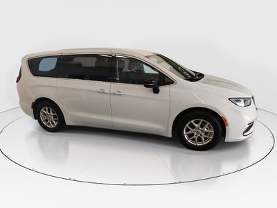 2024 Chrysler Pacifica — photo 8 view