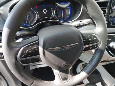2024 Chrysler Pacifica — photo 12 view
