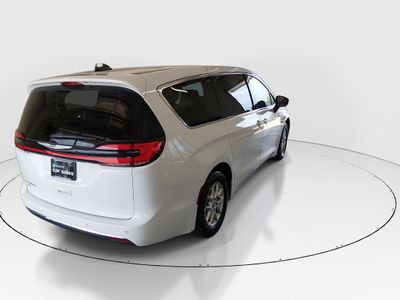2024 Chrysler Pacifica — photo 7 view