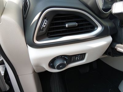 2024 Chrysler Pacifica — photo 13 view