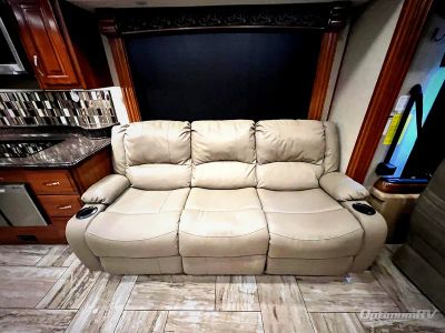 2017 Fleetwood Discovery — photo 13 view