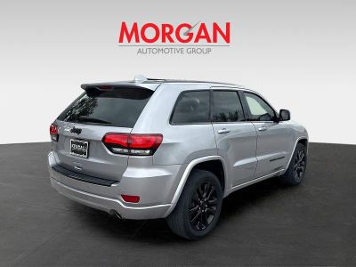 2017 Jeep Grand Cherokee — engine compartment view