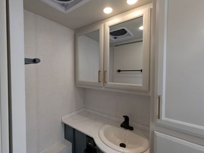 2026 Fleetwood Bounder — photo 25 view