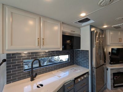 2026 Fleetwood Bounder — photo 33 view