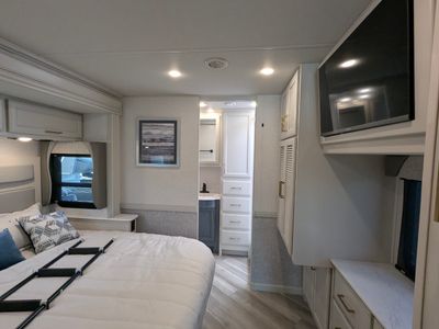 2026 Fleetwood Bounder — photo 27 view