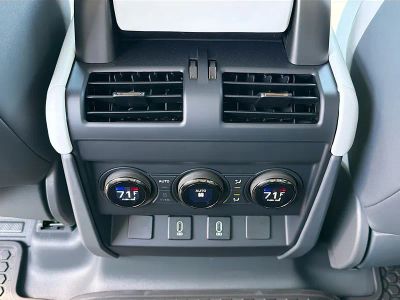 2026 Land Rover Defender 110 — photo 18 view