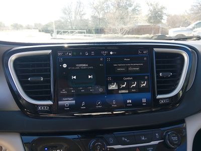 2023 Chrysler Pacifica — photo 17 view
